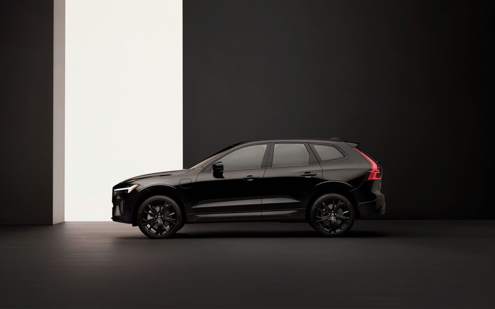 Volvo Cars Richmond The 2024 Volvo XC60 Black Edition in Vancouver