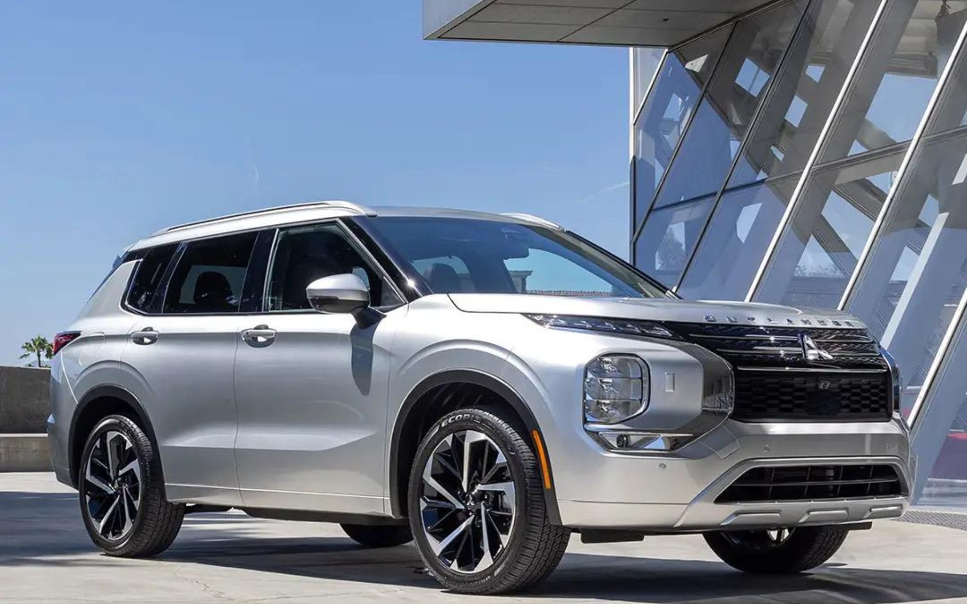 Dilawri Mitsubishi 2024 Mitsubishi Outlander PHEV Leading the Hybrid