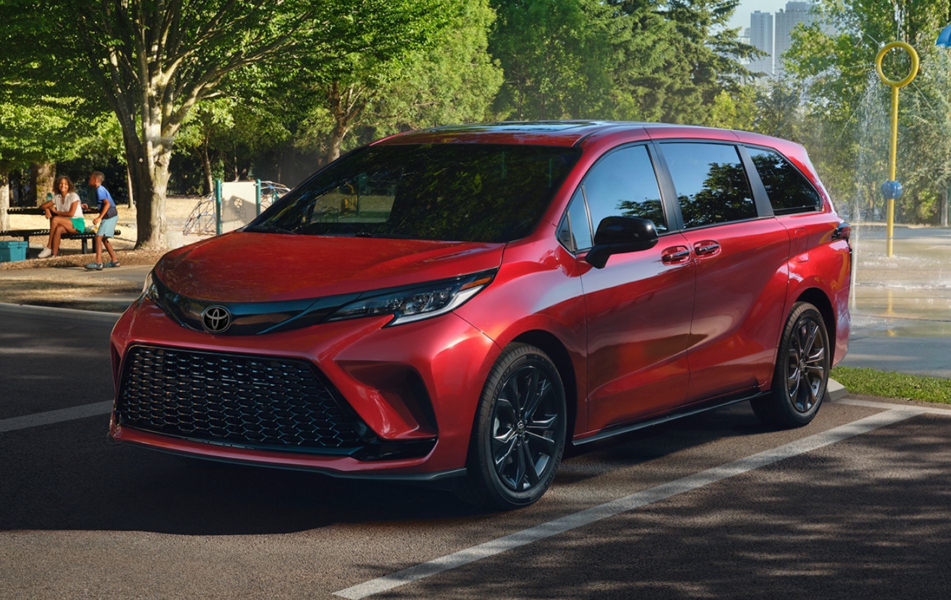 Explore the 2025 Toyota Sienna – The Hybrid that Redefines Minivans