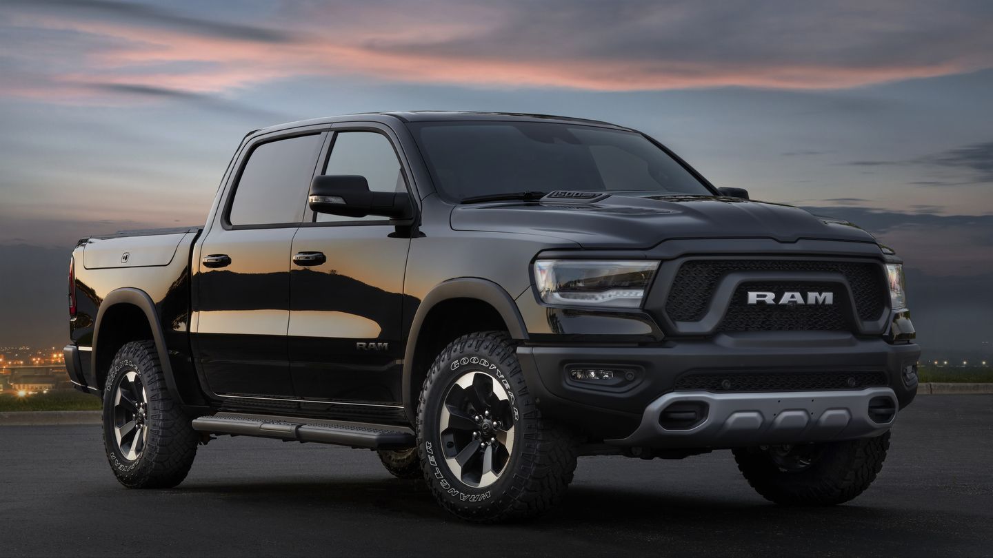 Comment est-ce que le Ram 1500 2023 se démarque du Chevrolet Silverado 2022 ?