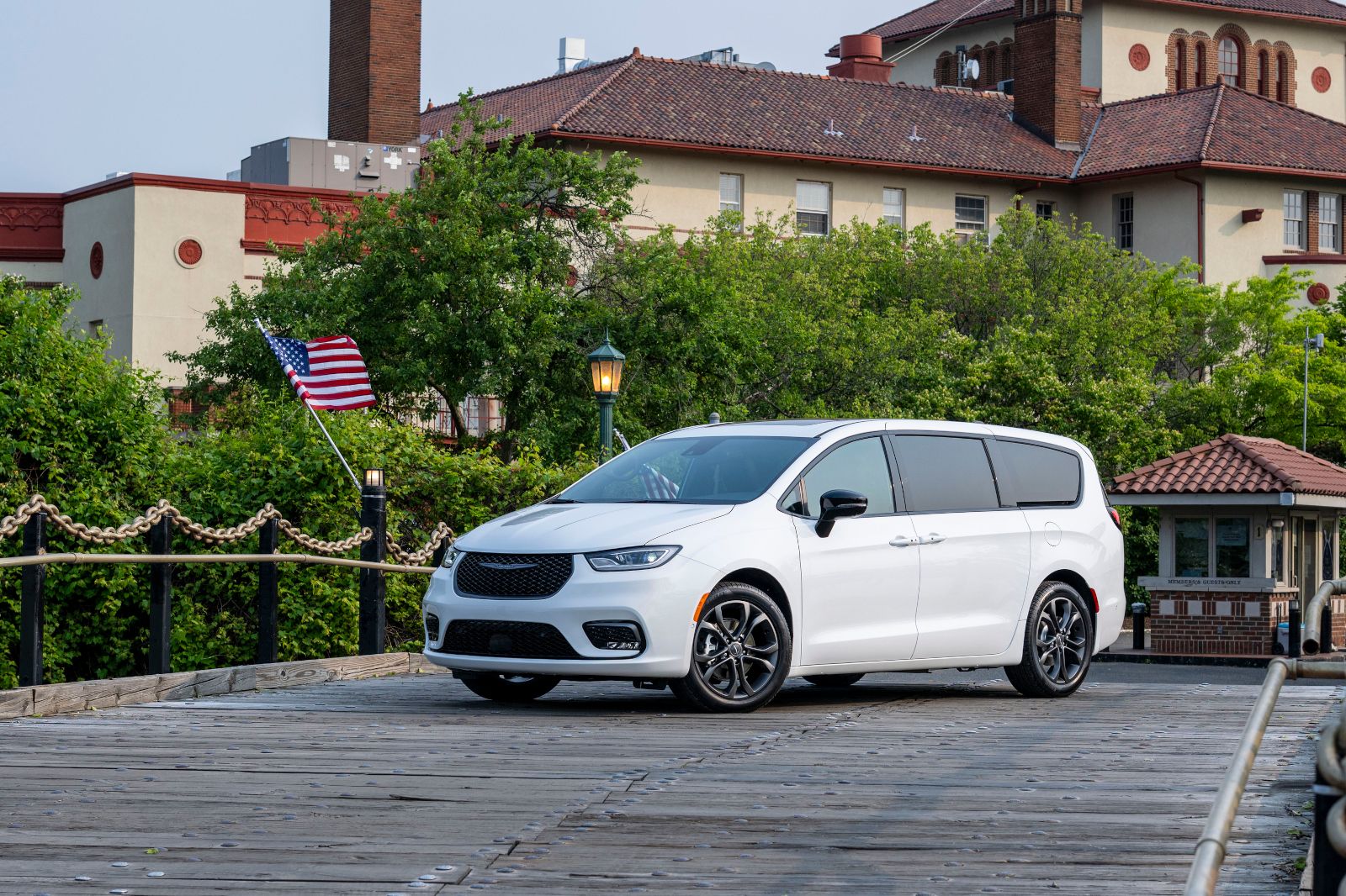 Chrysler Launches a Special Edition of the 2026 Pacifica to Celebrate its 100th Anniversary