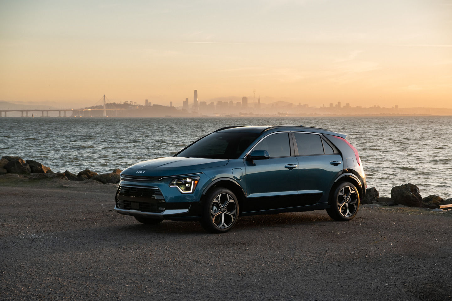 Ditch the Pump Anxiety: Conquer Your Commute with the 2024 Kia Niro PHEV