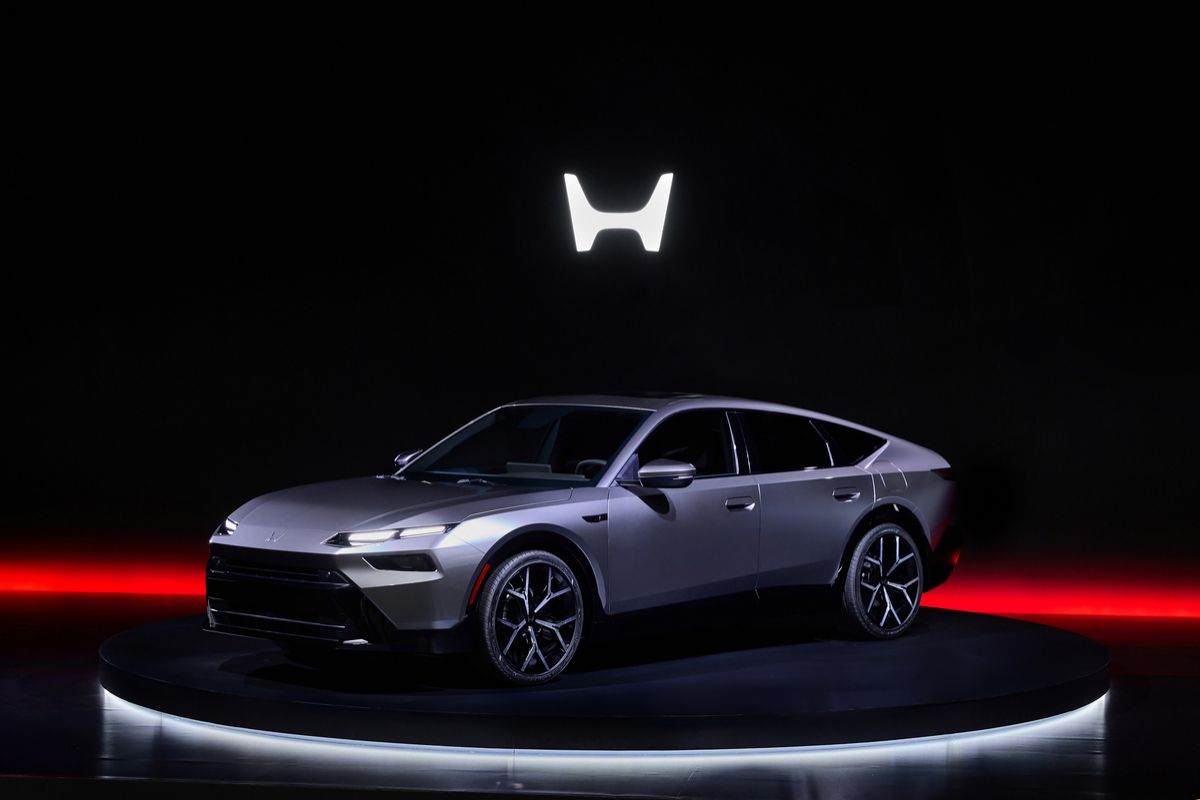 Honda donne un aperçu d’un prototype de berline hybride lors d’une séance d’information mondiale