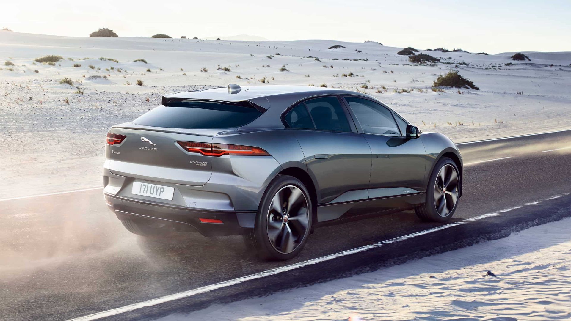 Le JAGUAR I-PACE sur la route.