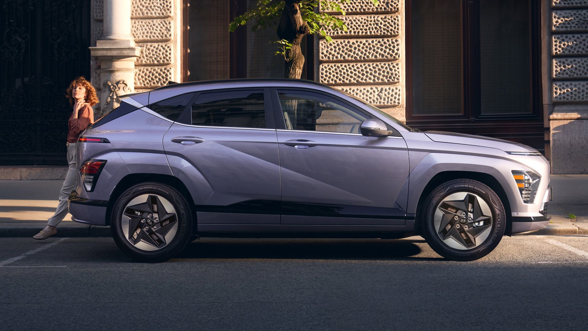 Le HYUNDAI KONA EV stationné en ville.