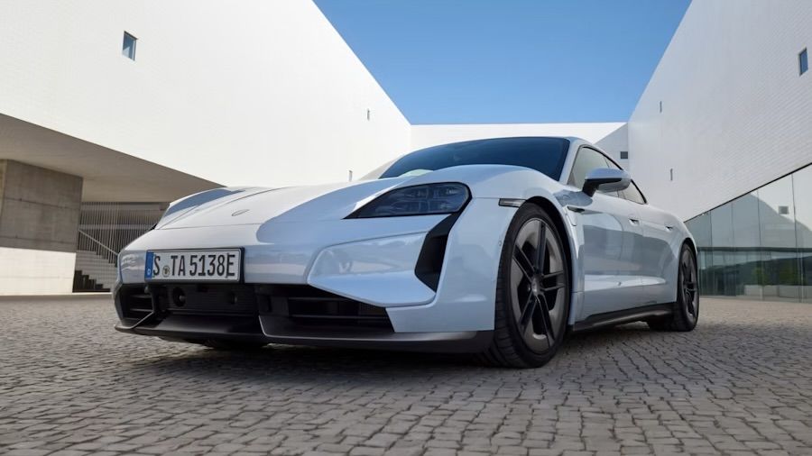 La PORSCHE TAYCAN stationné dans l'allé d'une résidence.