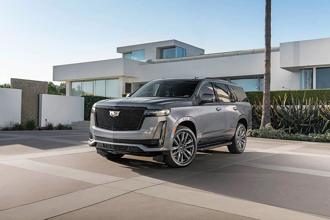 lateral front view of the 2022 Cadillac Escalade Sport