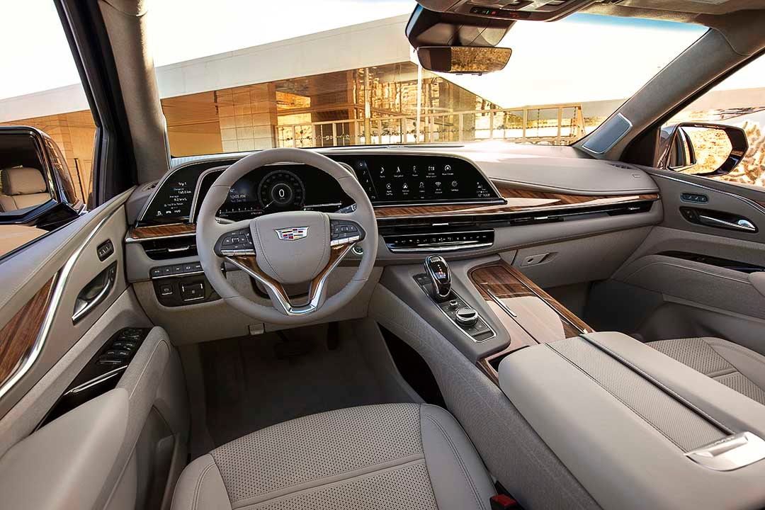 vue du tableau de bord et habitacle d'une Cadillac Escalade 2021