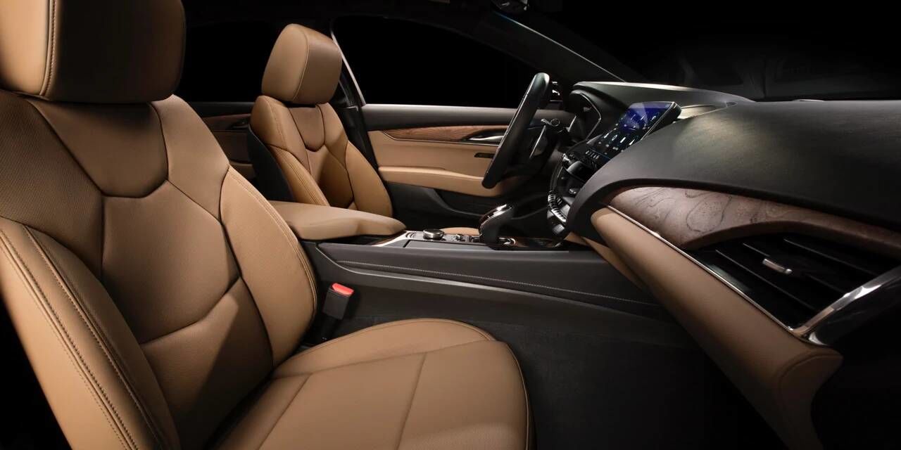 l'intérieur du Cadillac CT5 2020, sièges beiges en cuir et tableau de bord couleur noir