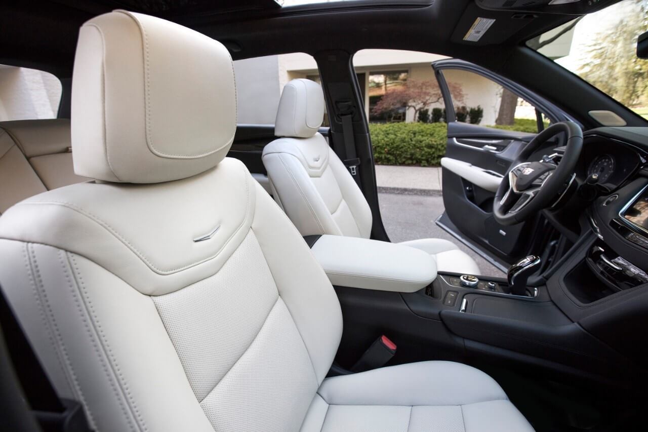 l'intérieur du Cadillac XT5 Sport 2020, sièges en cuir blanc et tableau de bord noir