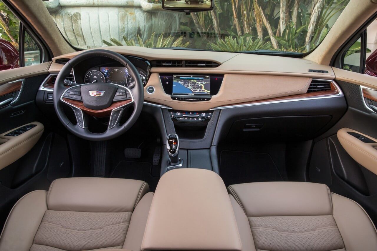 2017 Cadillac XT5 Luxe cockpit, beige leather seats