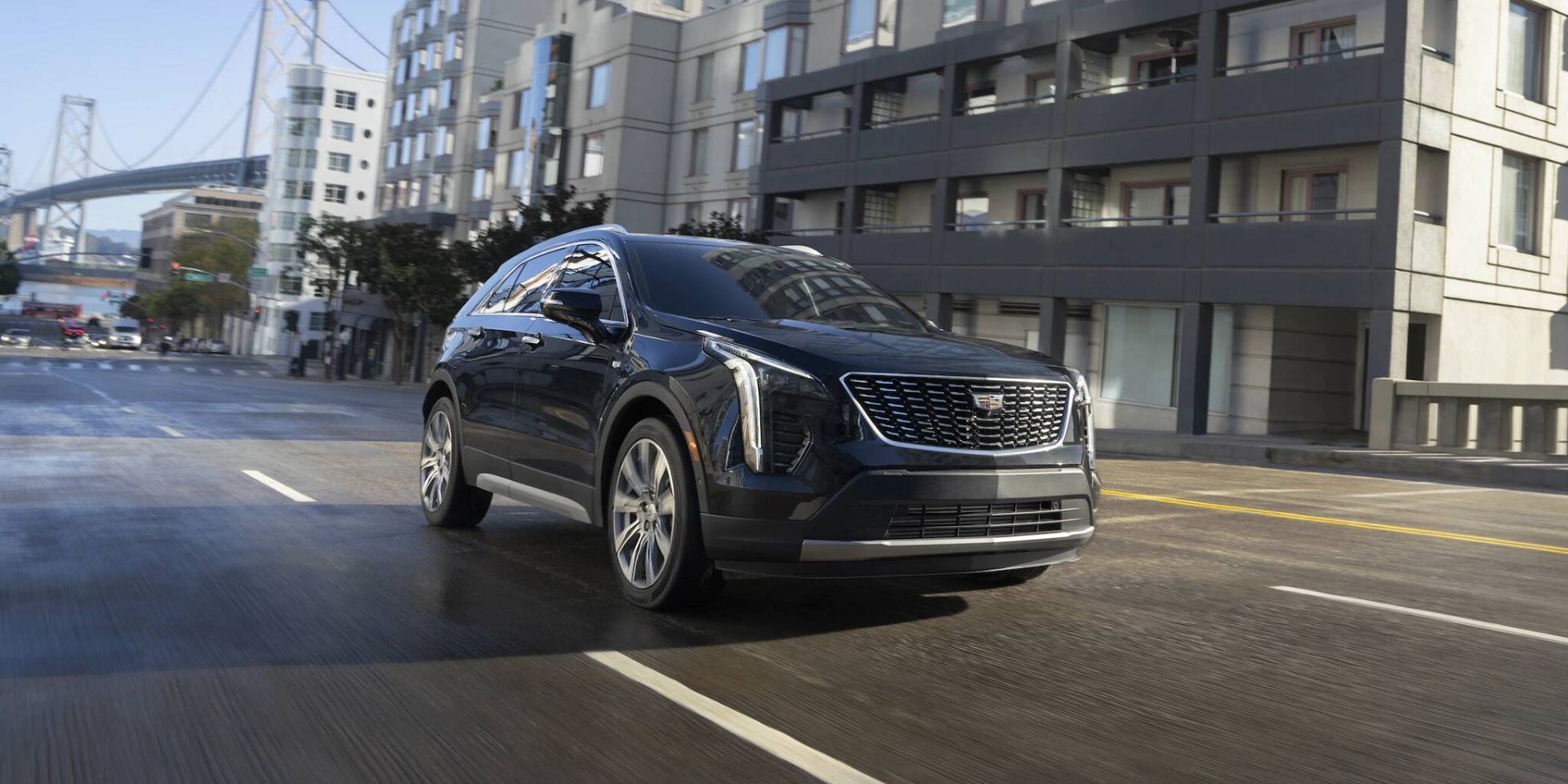 Cadillac XT4 2021 noir conduisant sur l'autoroute en ville