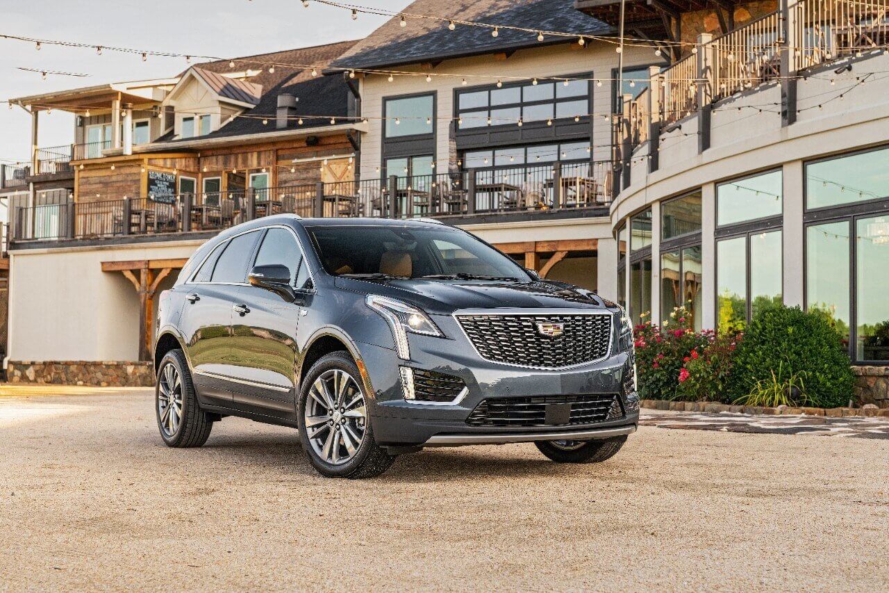 Front 3/4 view of the 2020 Cadillac XT5.