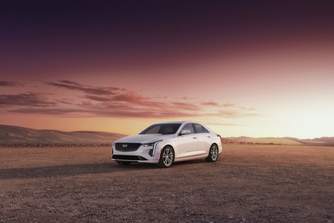 Cadillac CT4 au coucher du soleil