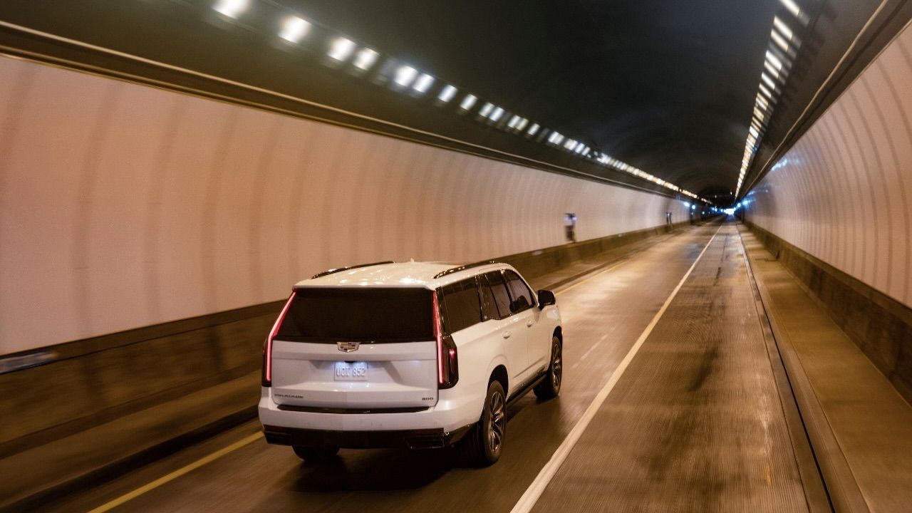 Vue arrière d'un Cadillac Escalade sur la route.