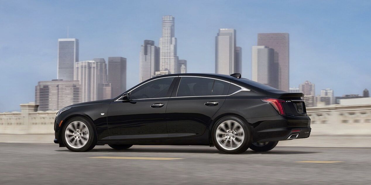 La Cadillac CT5 qui roule sur la route.