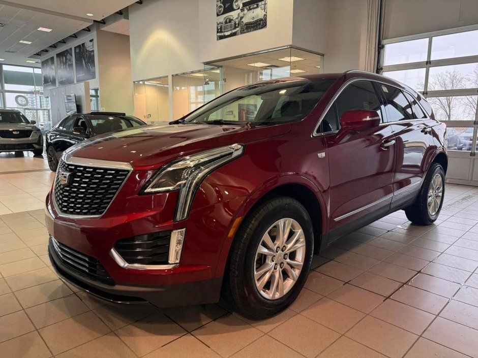 Vue 3/4 avant d'une Cadillac XT5 d'occasions.