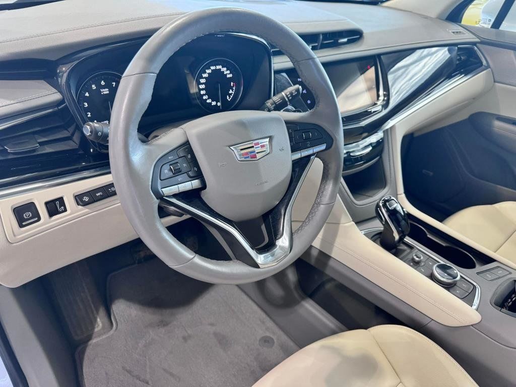 Vue du tableau de bord d'une Cadillac XT6 d'occasions.