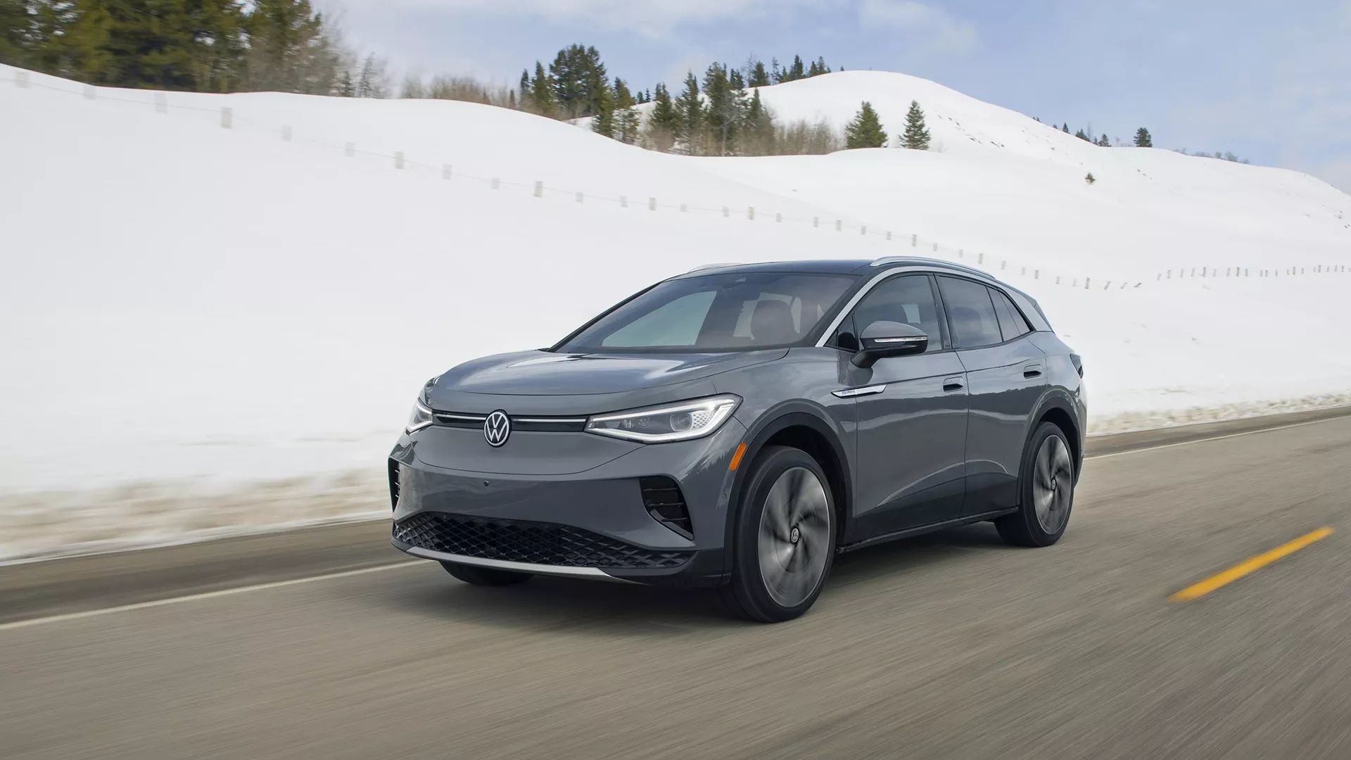 La Volkswagen ID. 4 2024 qui roule sur une route entouré de neige.