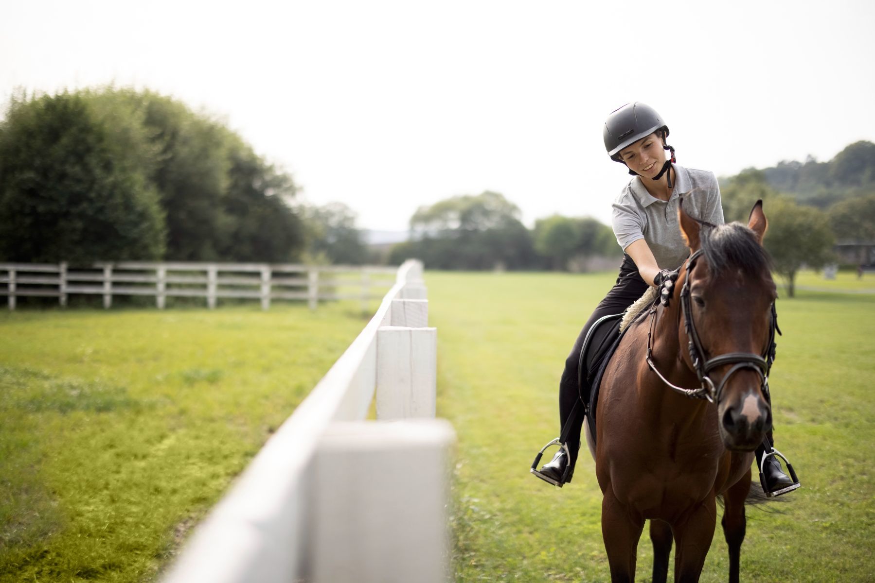 Une jeune fille qui fait du cheval.