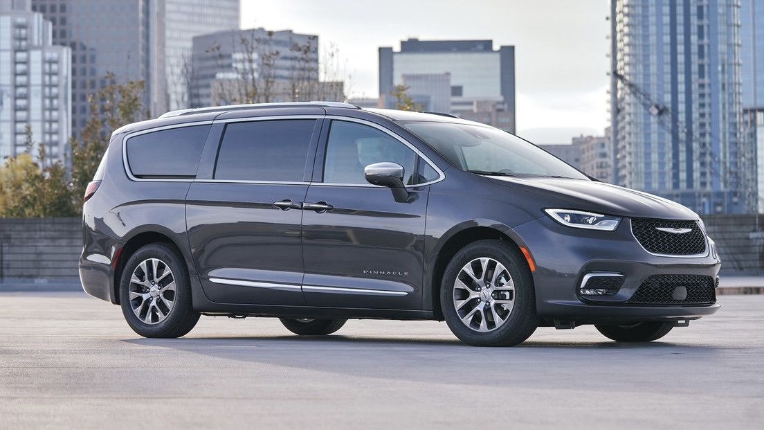 Le Chrysler Pacifica PHEV 2024 stationné en haut d'un immeuble.