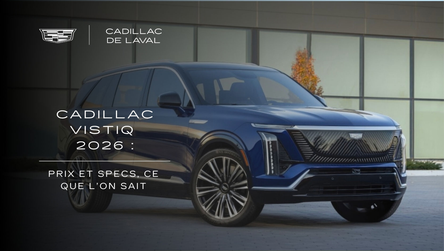 Le Cadillac Vistiq 2026 stationné devant un bâtiment.