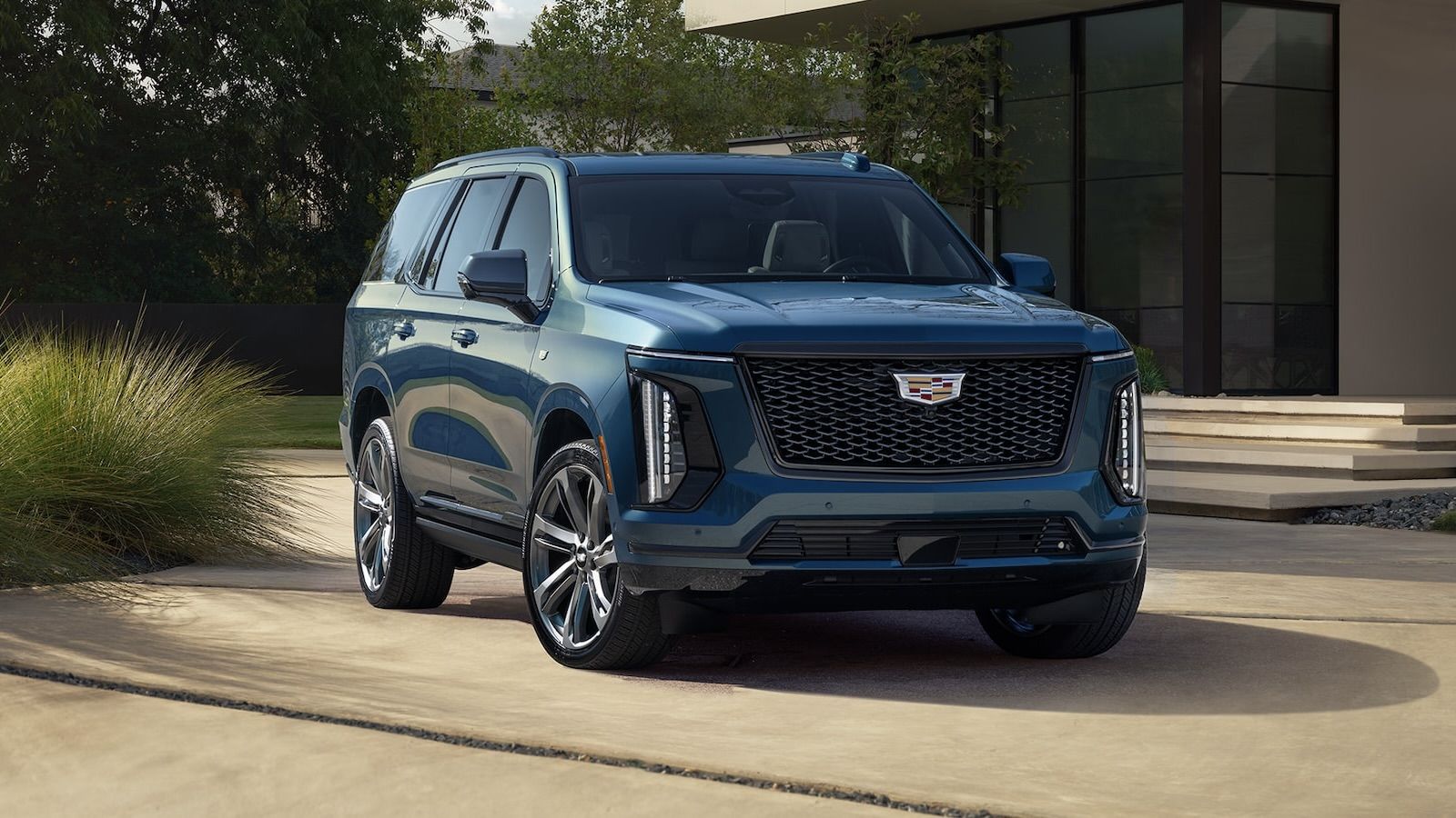 Cadillac Escalade 2025 devant une maison