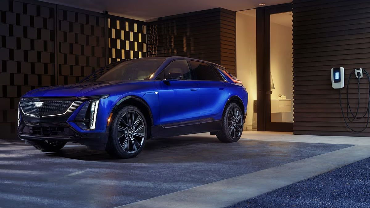 Cadillac Lyric 2025 stationné devant une maison avec une chargeur à l'arrière plan