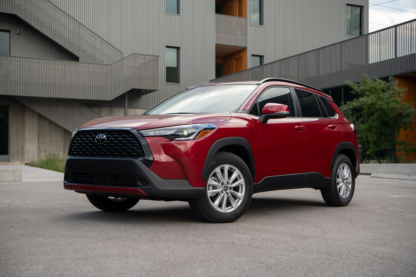 Toyota Corolla Cross 2025 : l’équilibre parfait pour une jeune famille