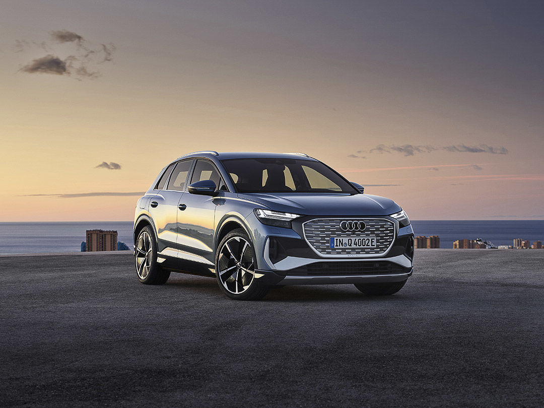 Audi Q4 e-tron stationné devant un quai