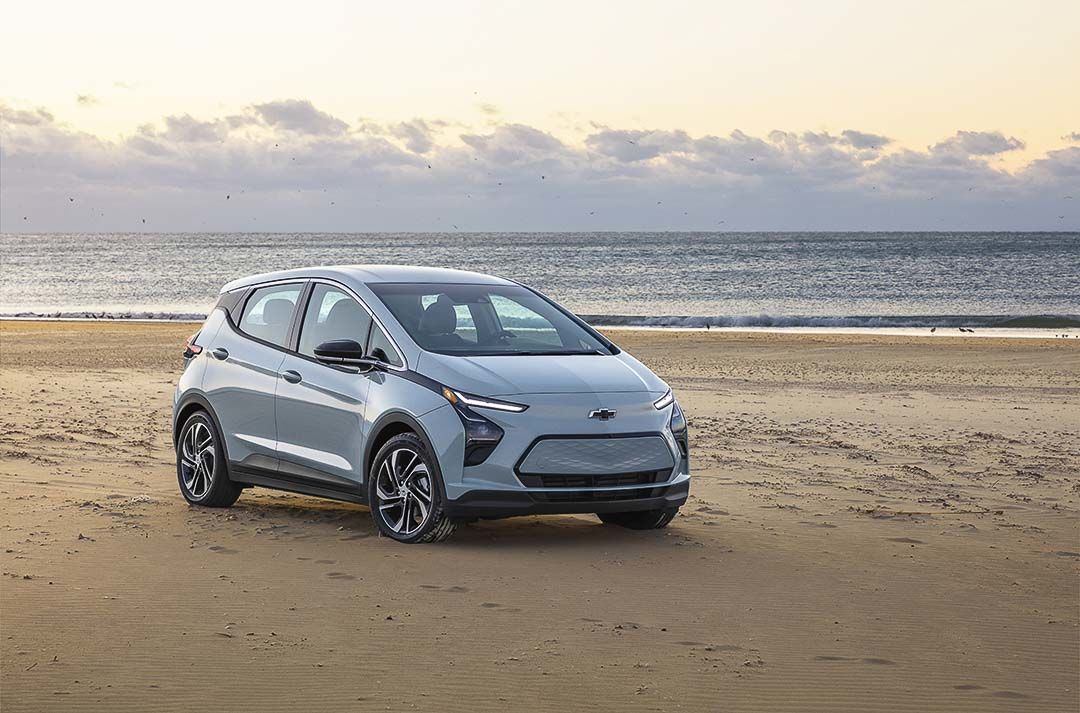 Chevrolet Bolt EV 2022 stationné sur la plage