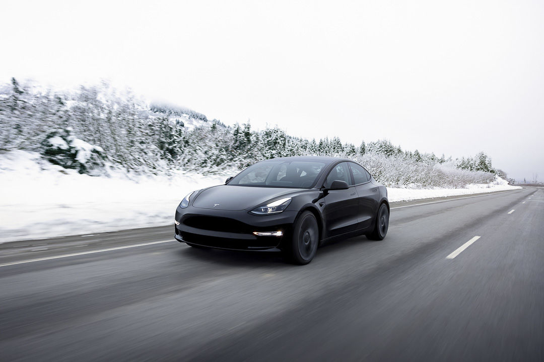 Tesla model 3 sur une route en hiver
