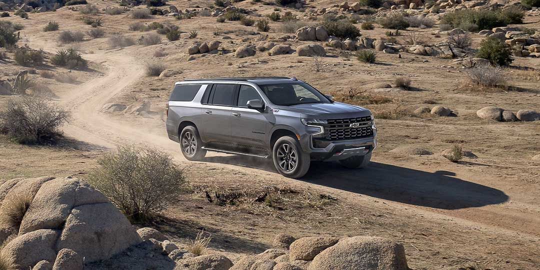 Chevrolet Suburban sur une route de désert