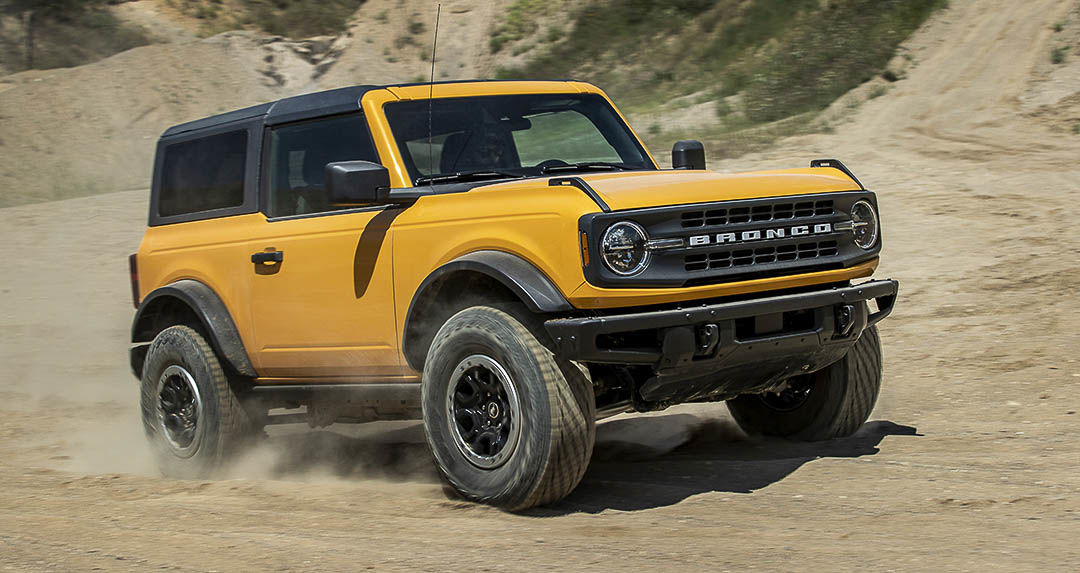 Ford Bronco sur un terrain sablonneux