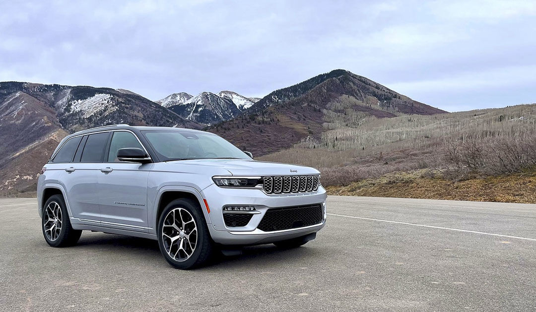 Jeep Grand Cherokee devant les montagnes