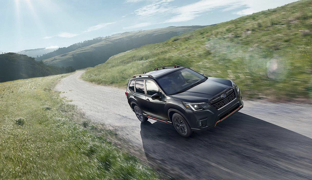 Subaru Forester sur un sentier de campagne