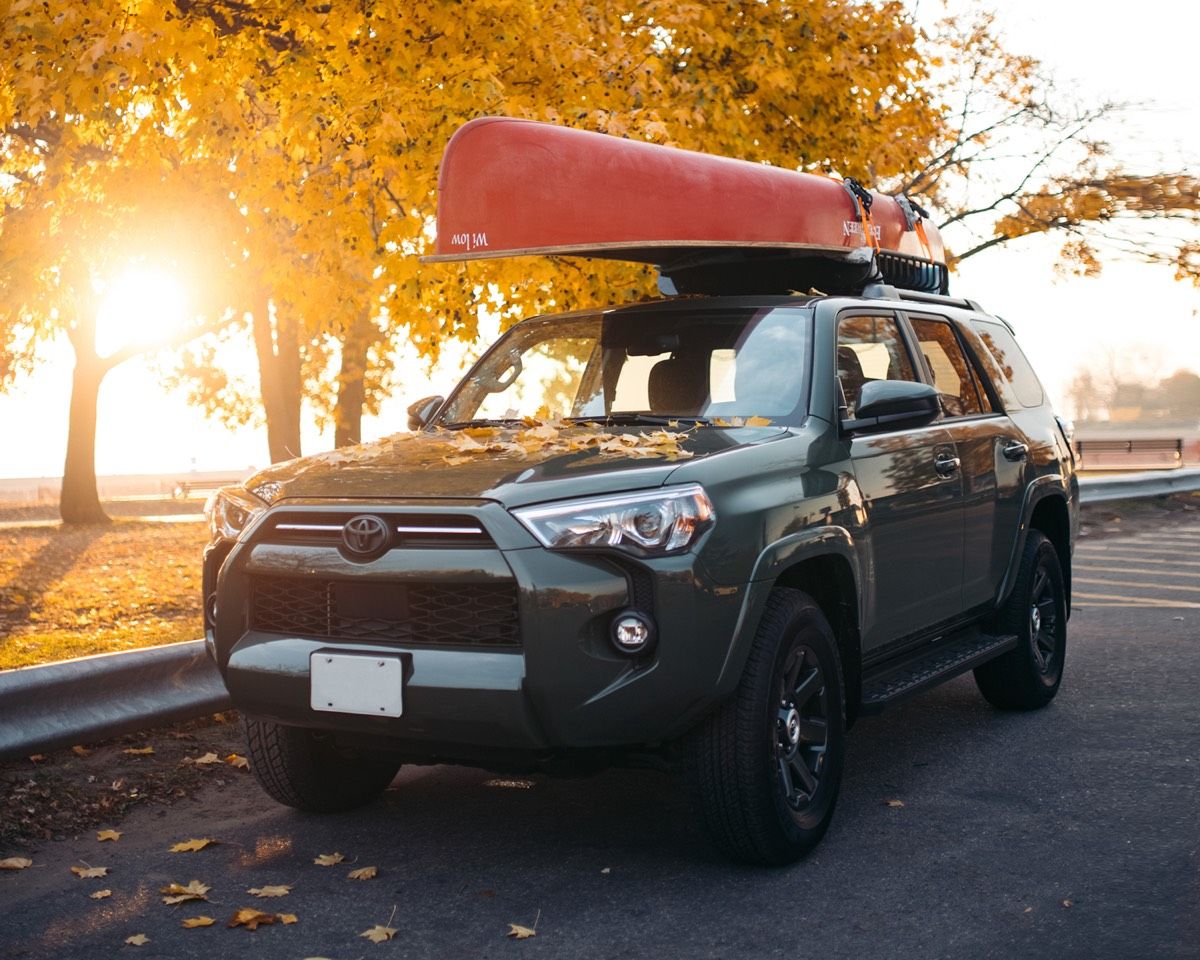 Toyota 4Runner en contre jour avec un canoe sur le toit