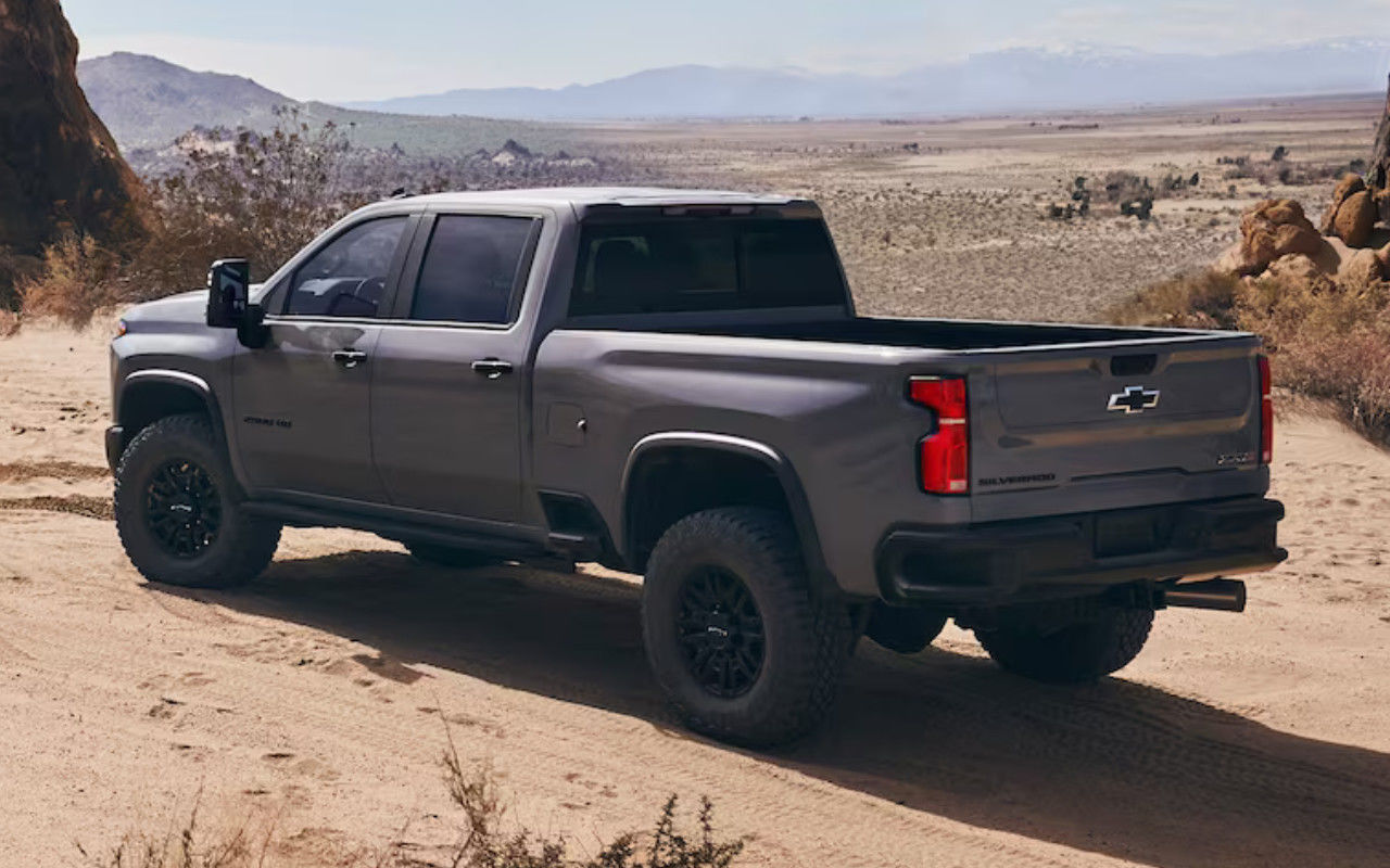 vue latérale arrière d'un camion Chevrolet Silverado HD 2024 dans le désert