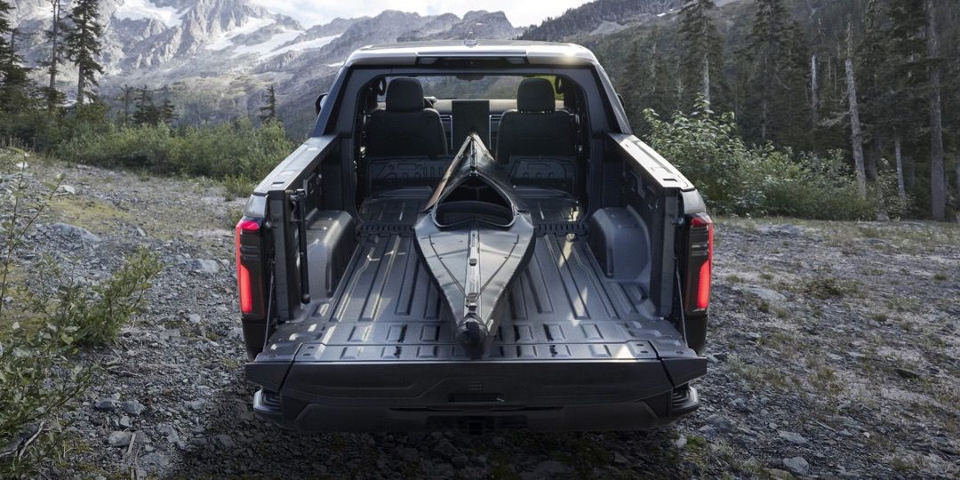 Un kayak dans le coffre du GMC Sierra EV Denali 2024.