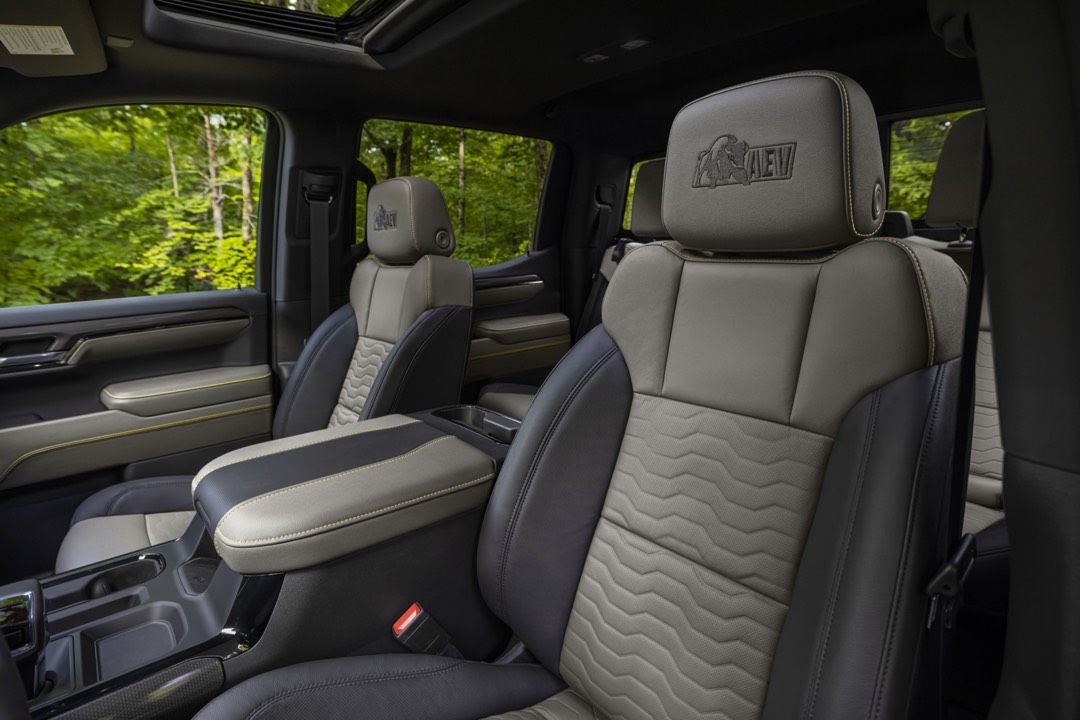 L'intérieur du Chevrolet Silverado 1500 2023 version ZR2 avec sa sellerie en cuir Ares.