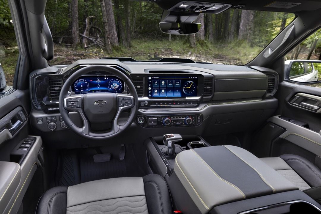Intérieur avant du Chevrolet Silverado 1500 2023 version ZR2 inclaunt ses technologies embarquées.