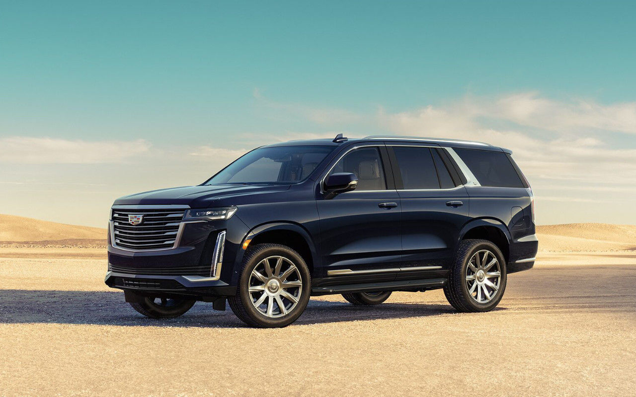 front side view of a 2023 d'une Cadillac Escalade in the desert