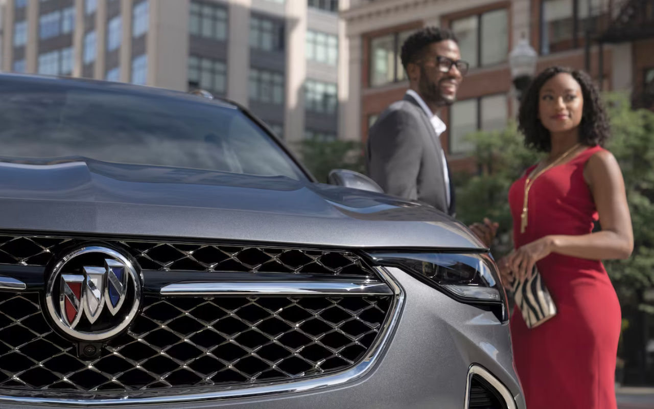 vue d'un couple à côté d'une Buick Envision 2024