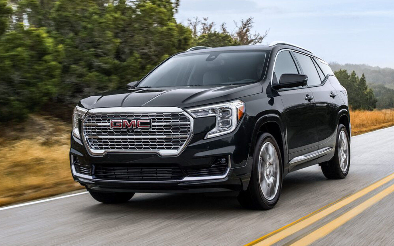 vue latérale avant d'un GMC Terrain 2024 sur une route de campagne