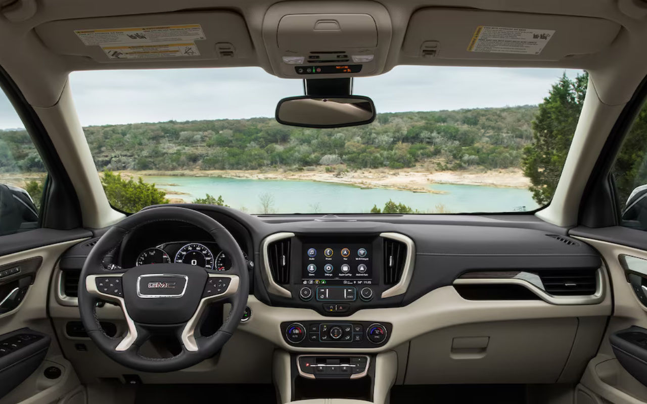 vue de l'habitacle et tableau de bord d'un GMC Terrain 2024