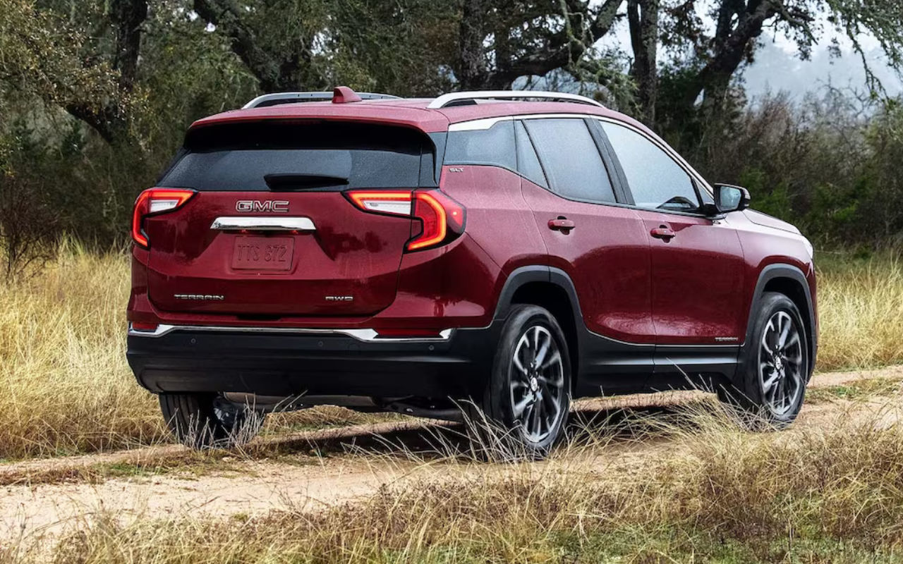 vue latérale arrière d'un GMC Terrain 2024 sur un sentier en campagne