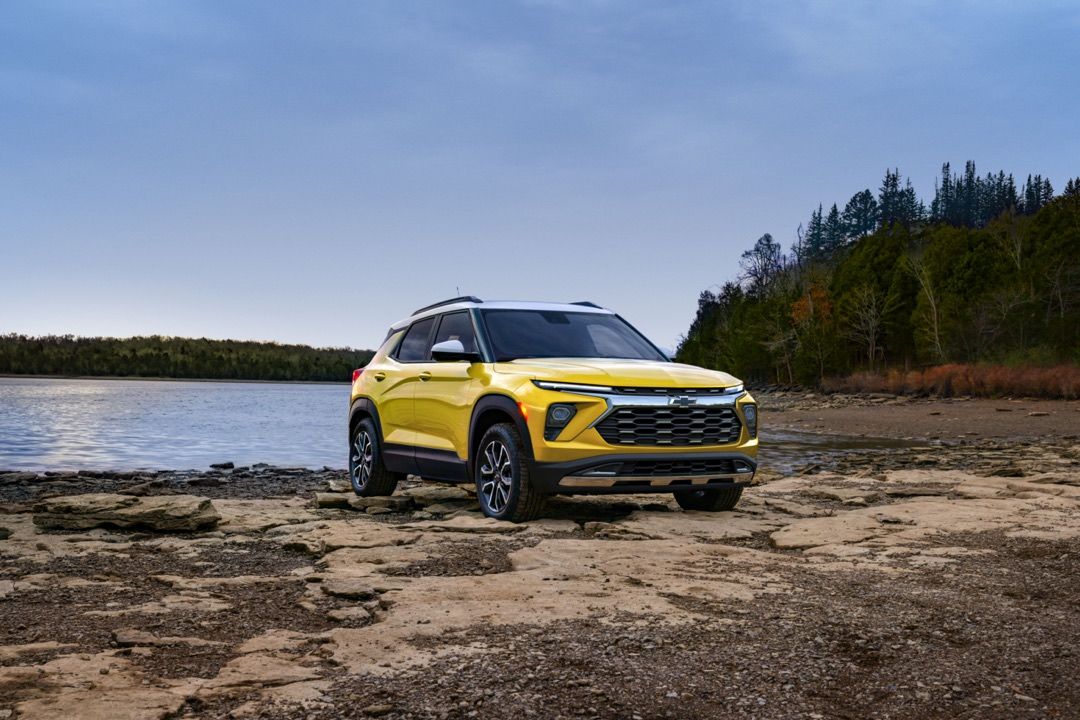 vue latérale avant d'un Chevrolet Trailblazer 2024 sur la rive d'un lac