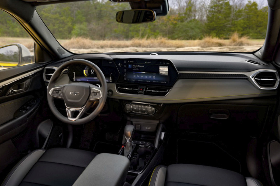 vue de l'habitacle et du tableau de bord d'un Chevrolet Trailblazer 2024