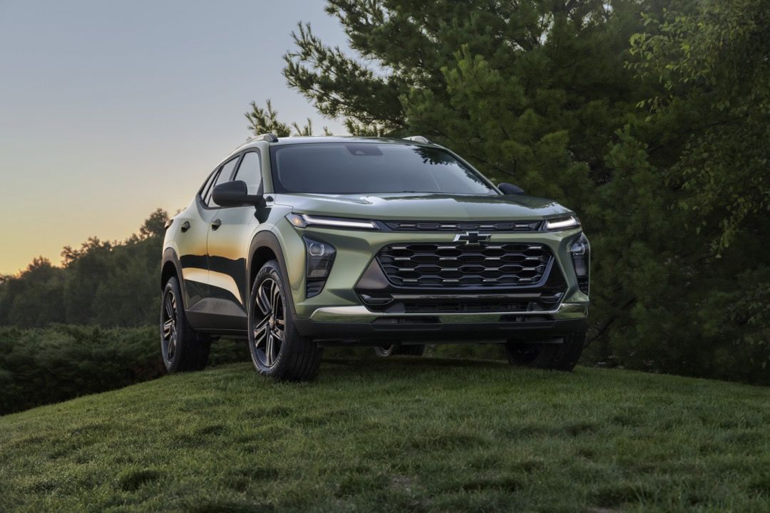 vue latérale avant d'un Chevrolet Trailblazer 2024 sur une colline verdoyante