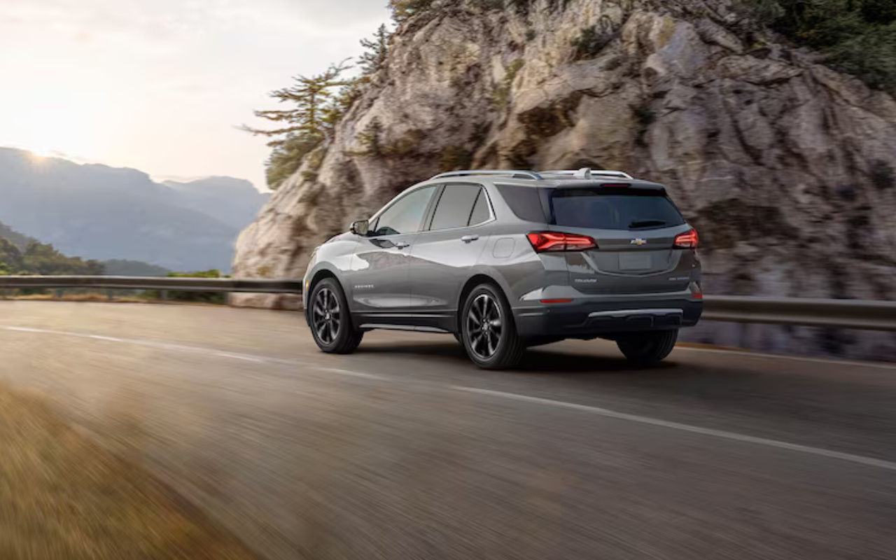 vue latérale arrière d'une Chevrolet Equinox 2024 sur une route de montagne